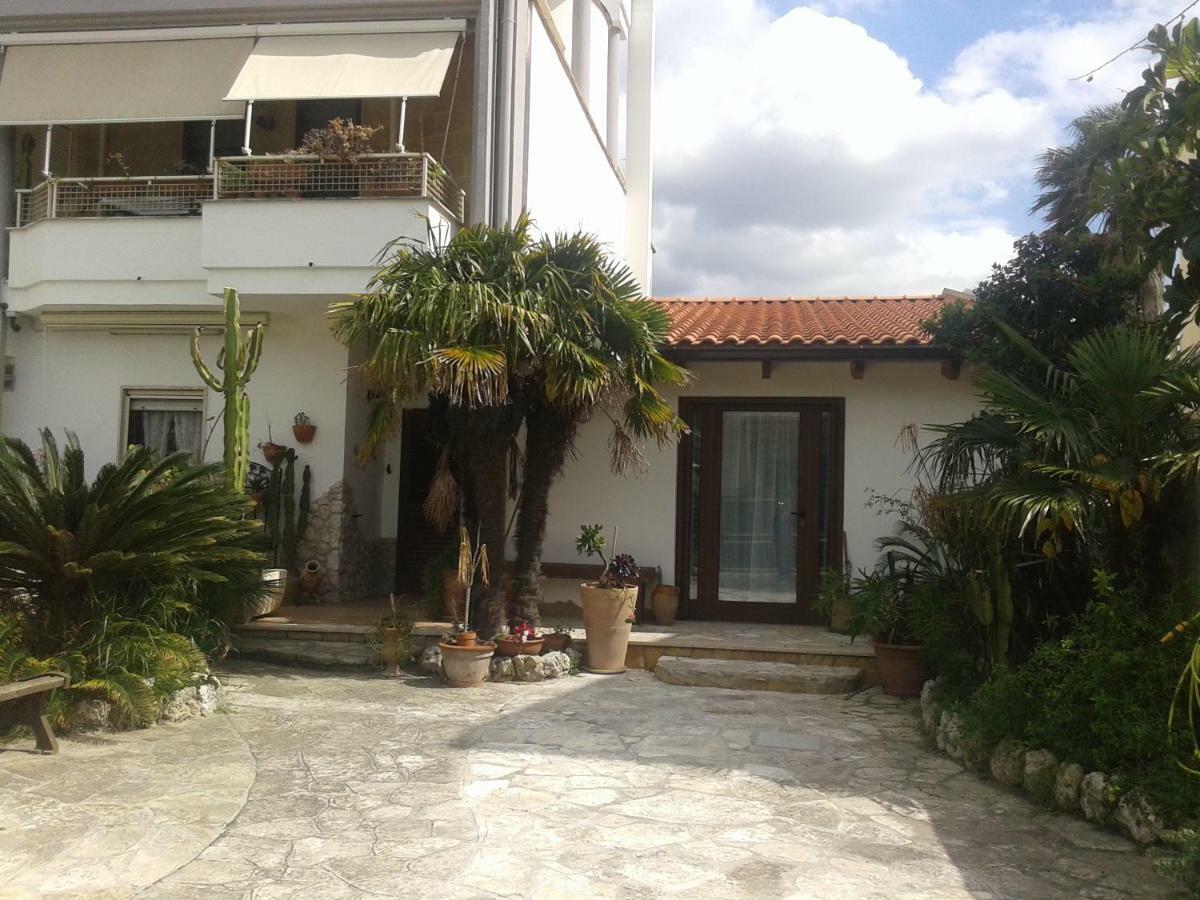 B&B Tra I Mari Del Salento Lecce Exterior photo
